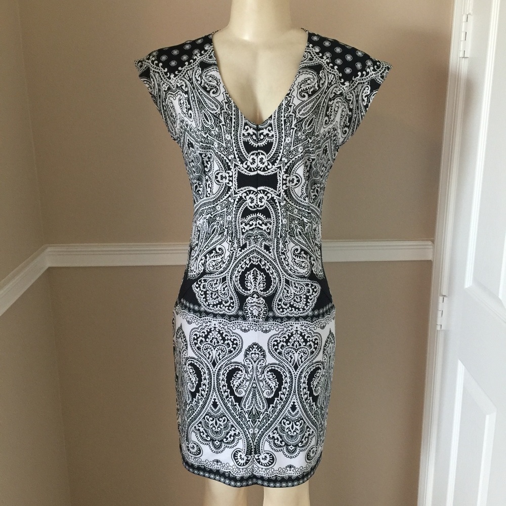 ♠️ NEW Sleeveless Black & White Dress ♠️